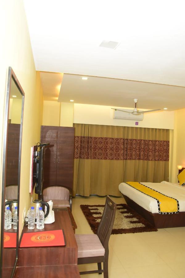 Hotel Shiv International Bhachau Kültér fotó