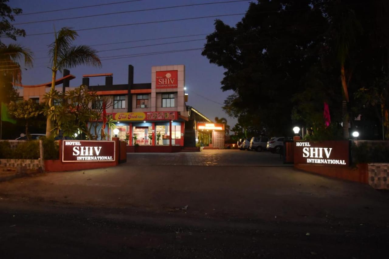 Hotel Shiv International Bhachau Kültér fotó