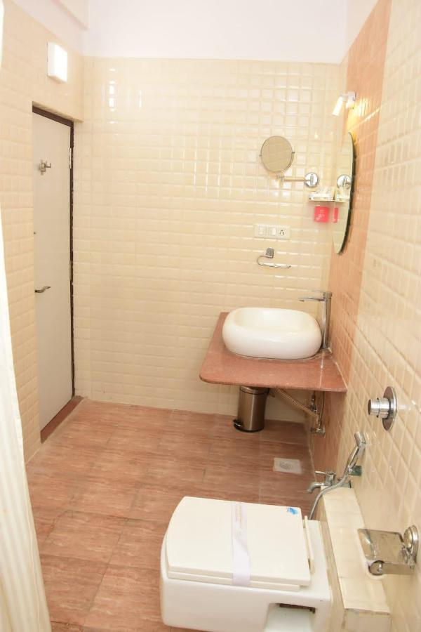 Hotel Shiv International Bhachau Kültér fotó